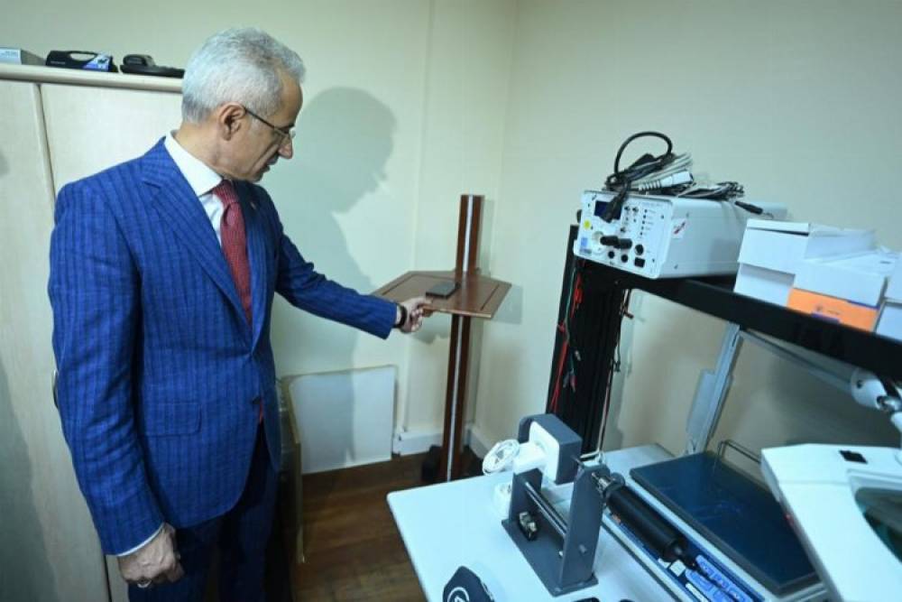 Bakan Uraloğlu'ndan Cep Telefonu Test Merkezi'ne inceleme